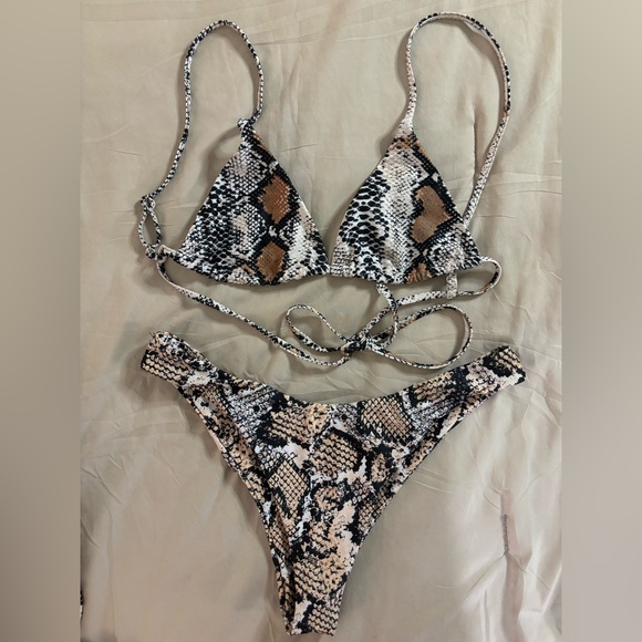 Bikini - Picture 1 of 1